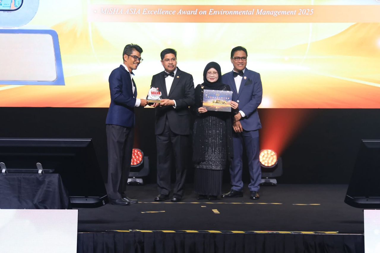 Yang Berhormat Dato’ Haji Hasrin Kamal Bin Hashim, Datuk Bandar MBIP dan Puan Nurulain Binti Rahmat, Pengarah Kesihatan Awam,MBIP menerima anugerah MiSHA Asia Specific Award untuk MiSHA Asia Excellence Award on Environmental Management 2025