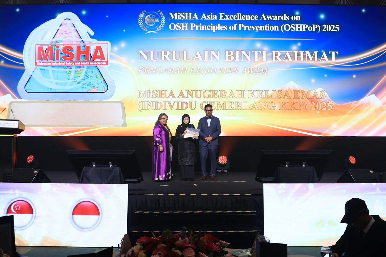 Penerima Anugerah Kelisa Emas (Individu Cemerlang KKP) 2025 (Puan Nurulain Binti Rahmat), Pengarah Kesihatan Awam, Majlis Bandaraya Iskandar Puteri.