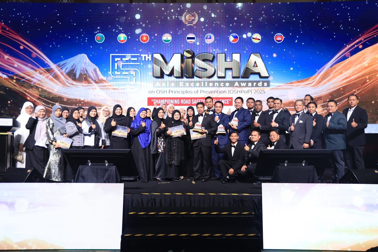 Sesi bergambar bersama Datuk Bandar, Yang Berhormat Dato’ Haji Hasrin Kamal Bin Hashim selepas selesai sesi penerimaan anugerah kepada semua pemenang.